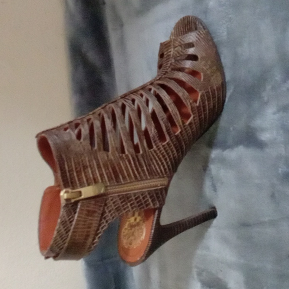 Beautiful Vince Camuto Snakeskin Leather Heels New in Box